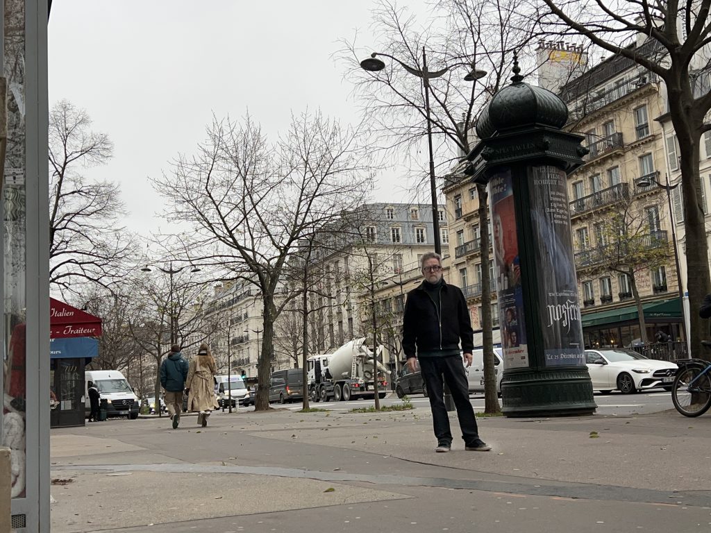 A modern-day photograph of Fredrik Hagblom standing in the same spot as the man receiving a shoe shine in Louis Daguerre's 1838 image of Boulevard du Temple.